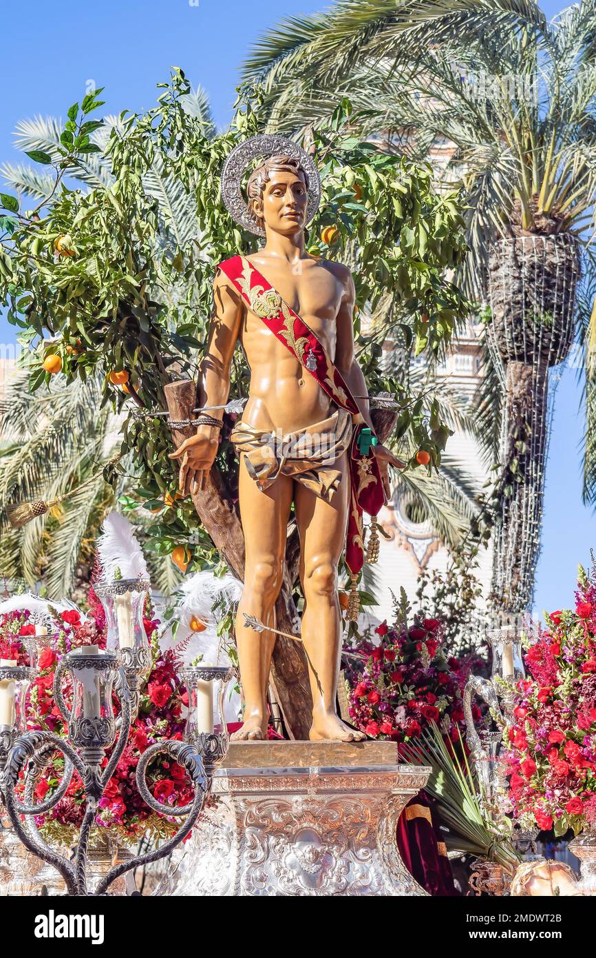 Trône ou plate-forme de l'odepa de Saint Sébastien (Saint Sébastien) en procession à travers les rues de la ville de Huelva Banque D'Images