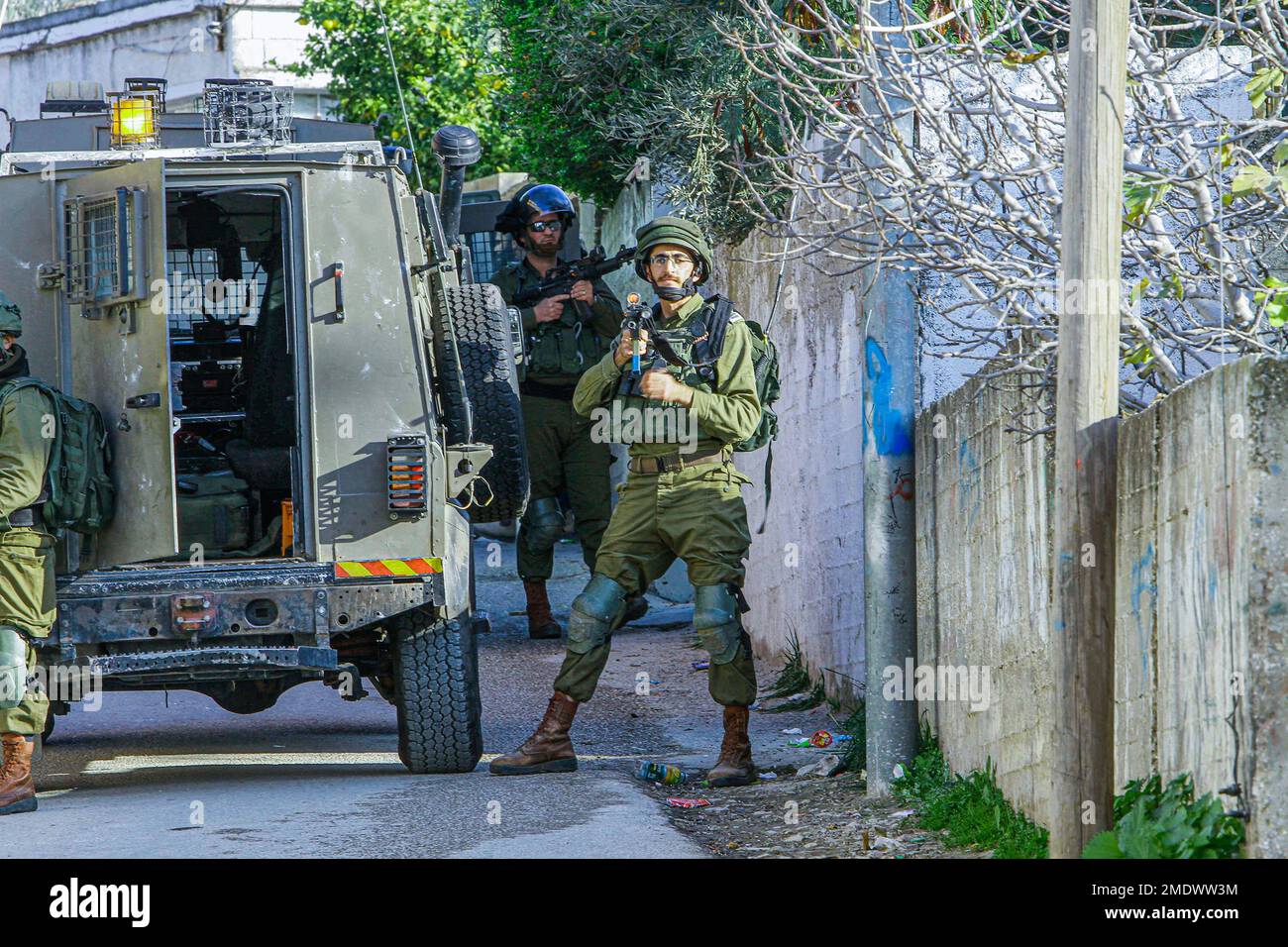 Naplouse, Palestine. 23rd janvier 2023. Les soldats israéliens se tiennent sur la garde tandis que d'autres soldats entourent et cherchent une maison, pendant le raid dans le village de Salem, à l'est de Naplouse, en Cisjordanie occupée. Les forces de l'armée israélienne se sont rompues dans le village de Salem et ont fouillé plusieurs maisons appartenant aux Palestiniens. (Photo de Nasser Ishtayeh/SOPA Images/Sipa USA) crédit: SIPA USA/Alay Live News Banque D'Images