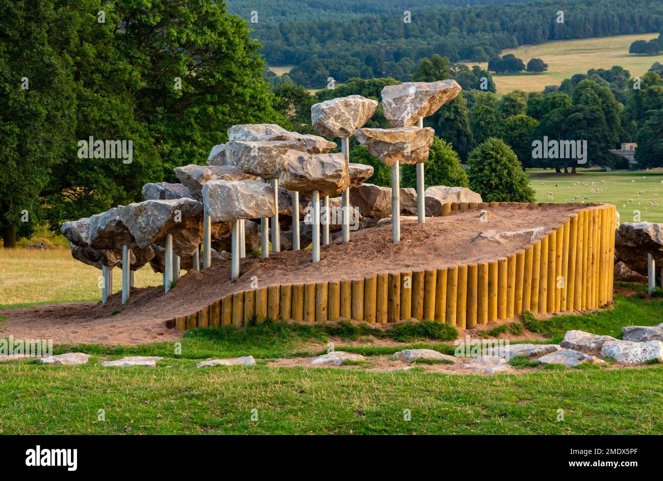 Stone 40 par Benjamin Langholz à l'exposition des Horizons radicaux de Burning Man Festival sculptures à Chatsworth Derbyshire Angleterre Royaume-Uni 2022 Banque D'Images