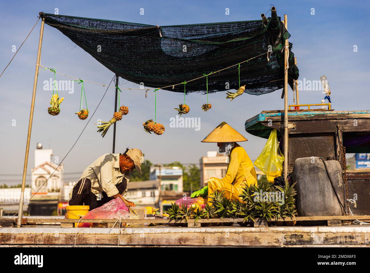 CAN THO, VIETNAM - JANVIER 2023: Marchand au marché flottant de Cai rang sur le Mékong au Vietnam. Banque D'Images