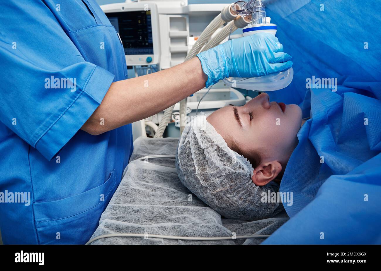 Patiente sédatée par un anesthésiste avant l'intervention chirurgicale. Anesthésie pour la chirurgie Banque D'Images