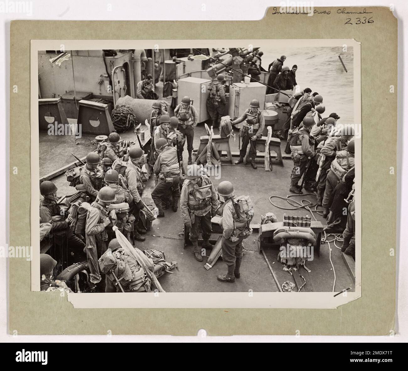 Les soldats américains à bord d'un transport d'assaut de la Garde côtière sont prêts pour l'assaut critique à travers le canal. Les soldats sont entièrement équipés pour l'assaut sur les côtes françaises, préparés pour l'action intense à venir lors de l'invasion de la Normandie. Banque D'Images