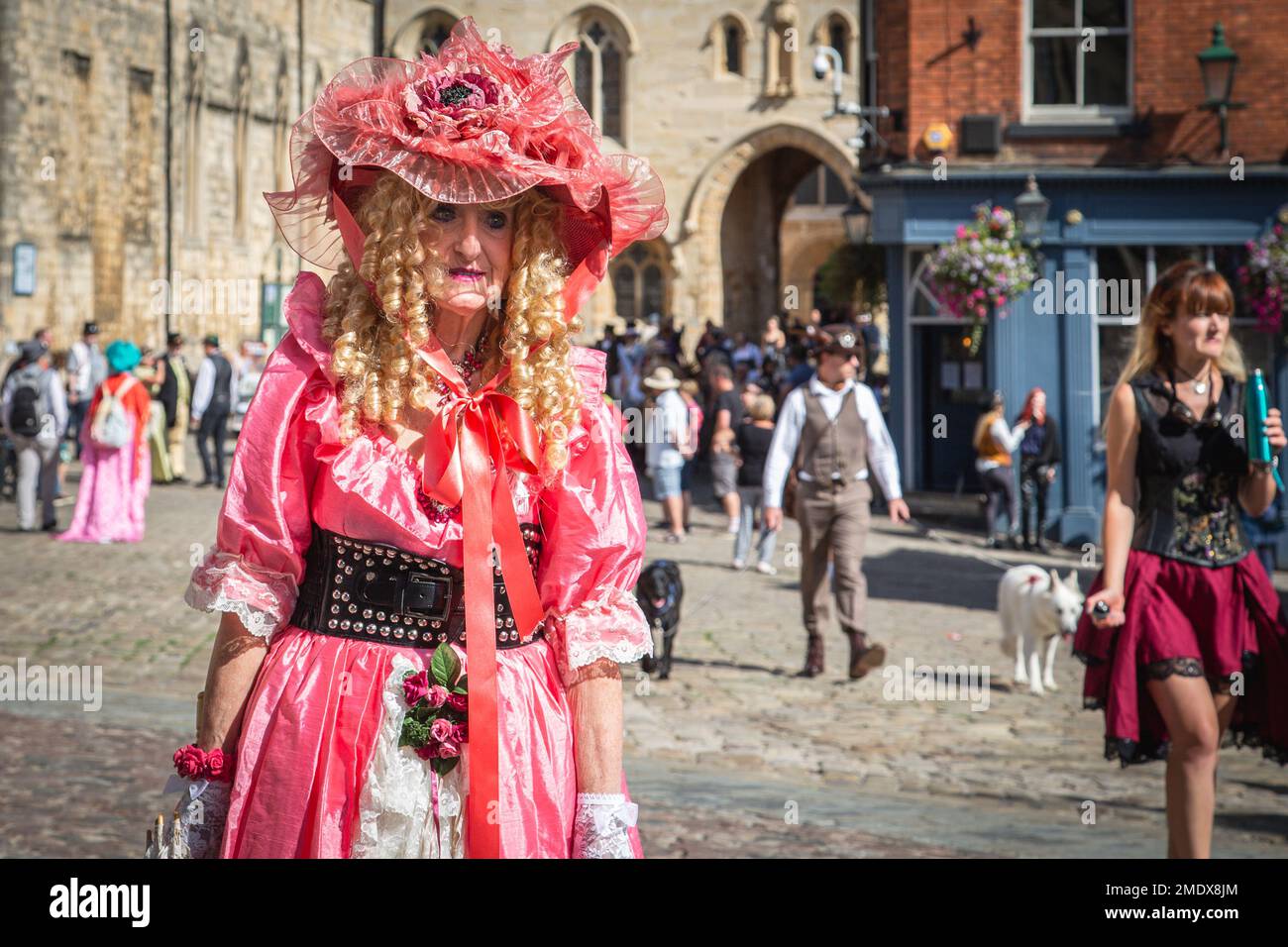 Les Steampunks profitent du soleil lorsqu'ils se meutent autour de Castle Hill, Lincoln. Banque D'Images