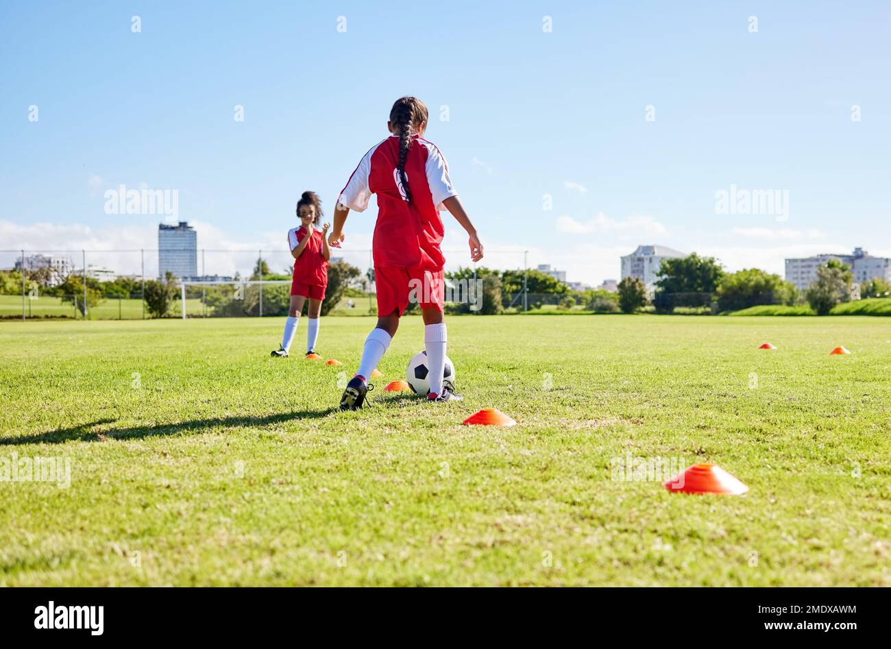 Football, course à pied ou sport et une équipe de filles jouant avec un ballon ensemble sur un terrain d'entraînement. Fitness, football et herbe avec entraînement pour enfants ou Banque D'Images