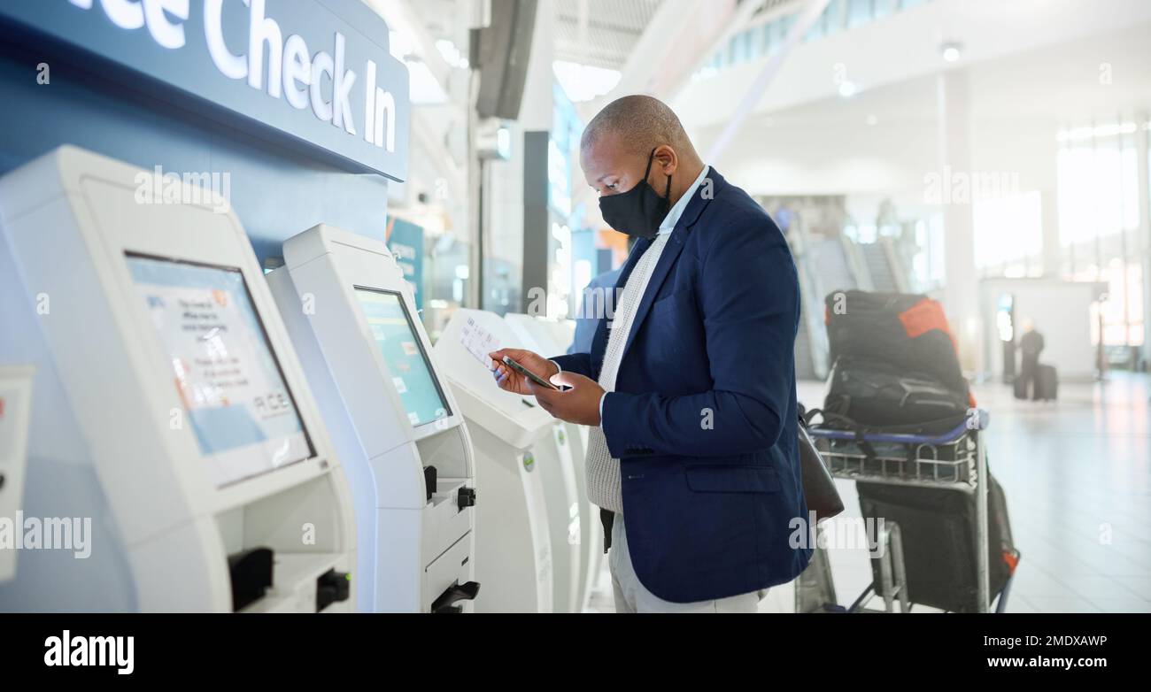 Homme noir, masque et téléphone d'enregistrement à l'aéroport pour obtenir des informations sur les voyages d'affaires, les détails de la destination et le billet d'avion. Homme d'affaires africain, numérique Banque D'Images