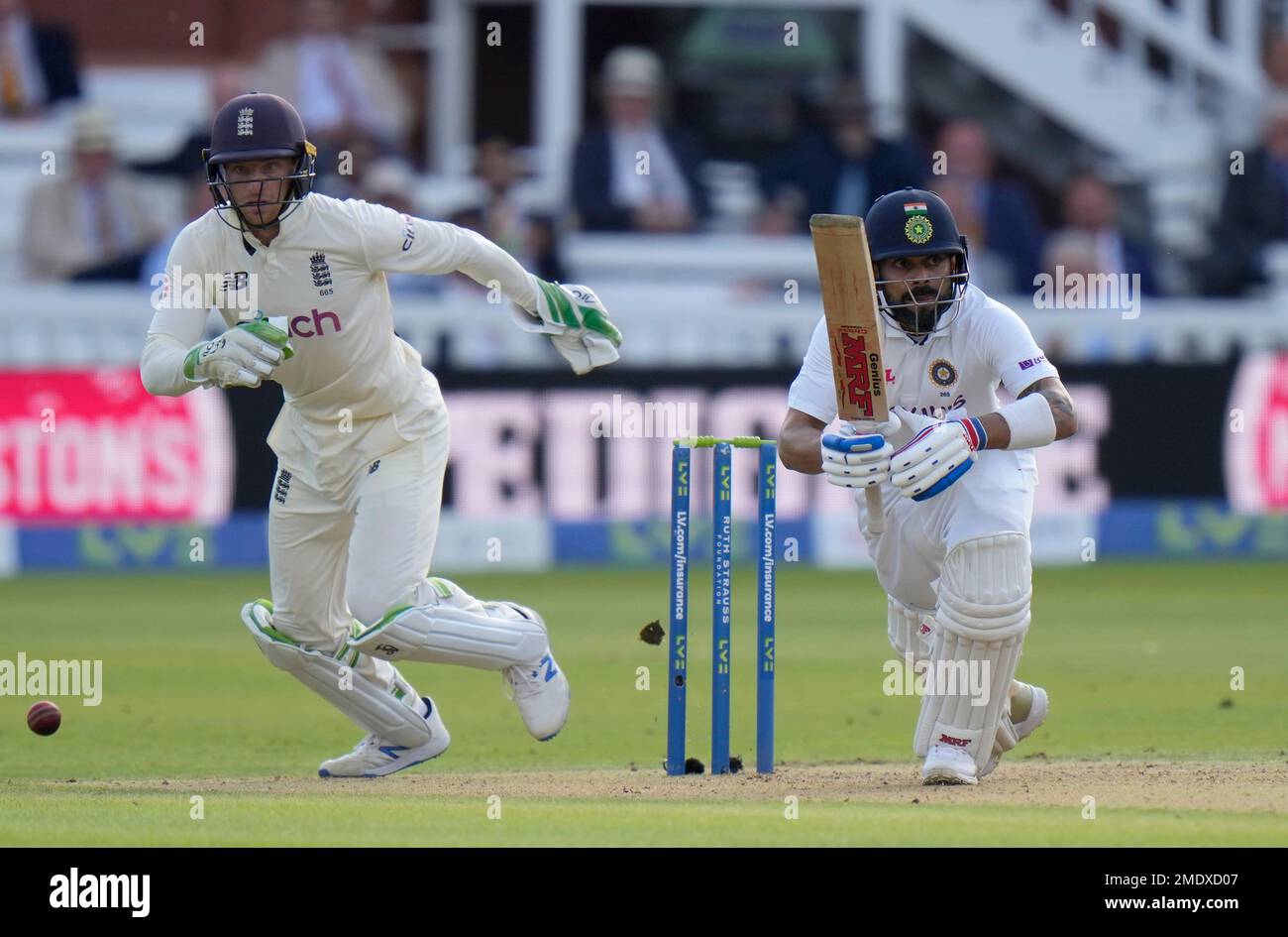 India's Virat Kohli takes a single run off the bowling of England's Moeen Ali during the 2nd cricket test between England and India at Lord's cricket ground in London, Thursday, Aug. 12, 2021. (AP Photo/Alastair Grant) Banque D'Images