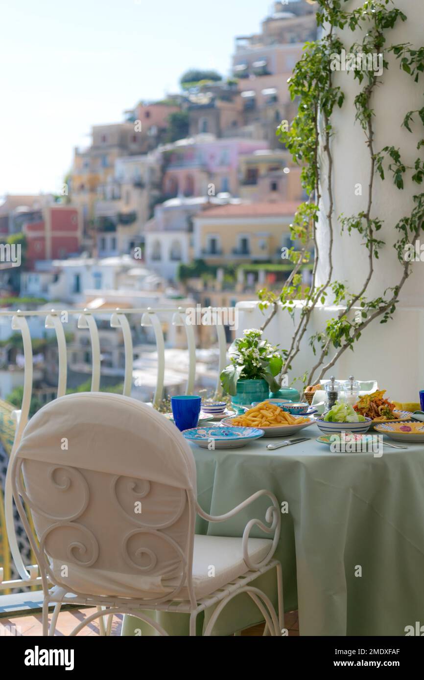 Table avec vue au restaurant Michelin la Sponda dans le luxueux hôtel le Sirenuse de Positano, côte amalfitaine, Italie. Banque D'Images