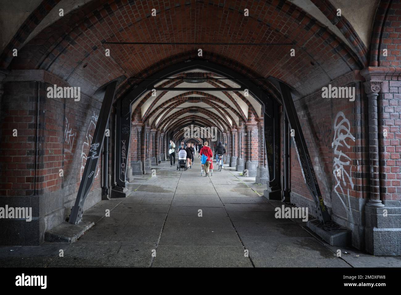 Berlin, Allemagne, trottoir de pont inférieur du pont Oberbaum (Oberbaumbrucke) sur la rivière Spree, perspective de point de fuite. Banque D'Images
