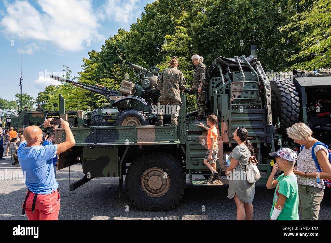 Varsovie, Pologne - 14 août 2022 - les gens au système de fusée d'artillerie anti-aérienne PSR-A Pilica le jour de la fête nationale de l'armée polonaise (Journée des forces armées) Banque D'Images