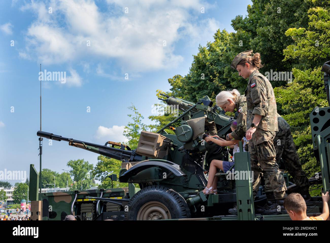 Varsovie, Pologne - 14 août 2022 - femmes soldats avec enfant sur le système PSR-A de fusée d'artillerie anti-aérienne de Pilica le jour de l'armée polonaise (forces armées D Banque D'Images
