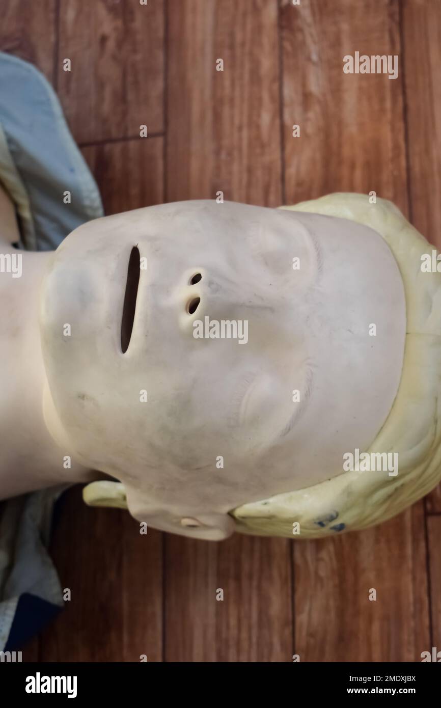 Le mannequin humain se trouve sur le sol pendant la formation de premiers soins - réanimation cardio-pulmonaire. Cours de premiers soins sur le mannequin de RCP, concept de formation aux premiers soins de RCP Banque D'Images