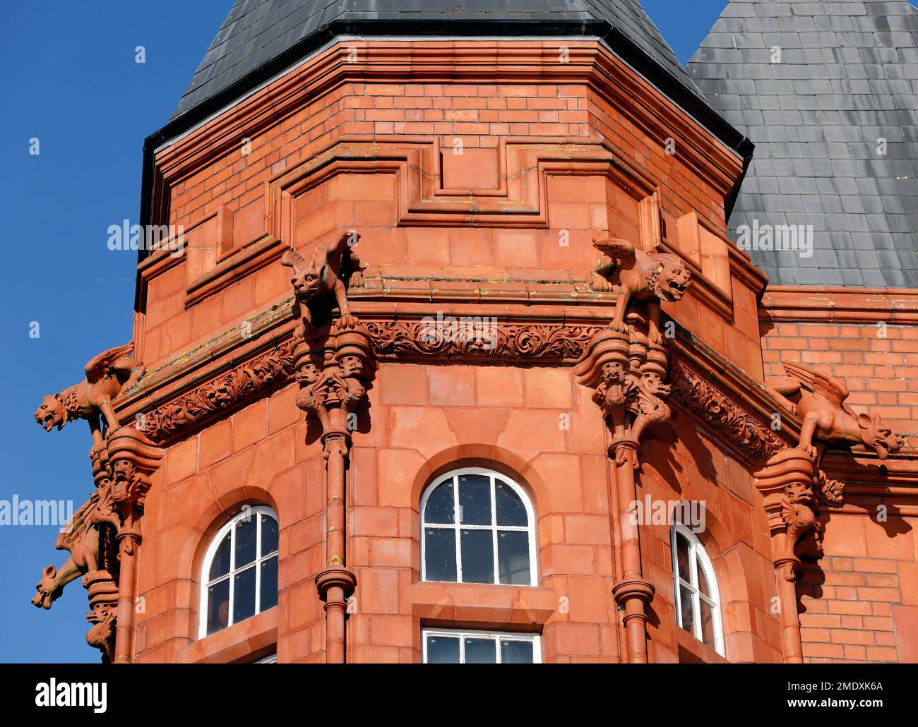 Gros plan des gargouilles et des éléments ornementaux sur le bâtiment victorien en briques rouges Pierhead, Cardiff Bay, pris en janvier 2023. Banque D'Images