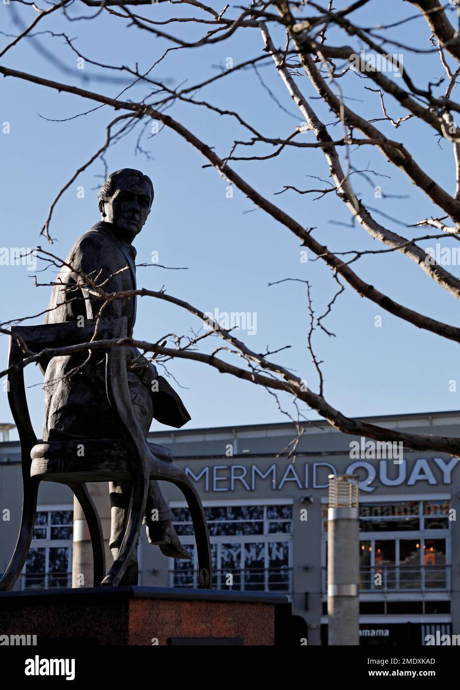 Statue Ivor Novello (David Ivor Davies) par Peter Nicholas près de Mermaid Quay, Cardiff Bay. Prise 2023 Banque D'Images