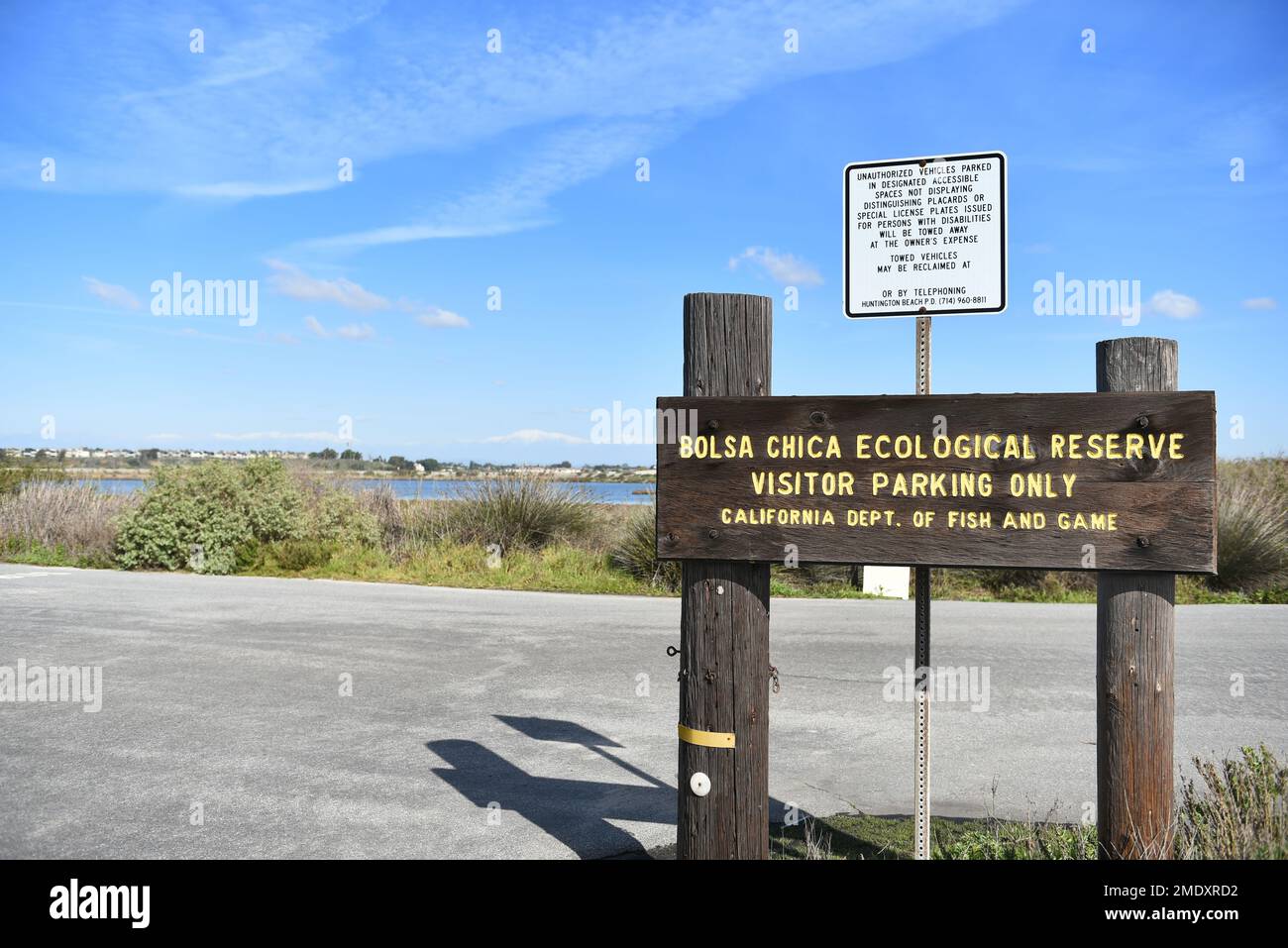 HUNTINGTON BEACH, CALIFORNIE - 18 JANVIER 2023 : panneau à l'entrée du parc de stationnement de PCH pour la réserve écologique Bolsa Chica, le plus grand marais d'eau salée Banque D'Images