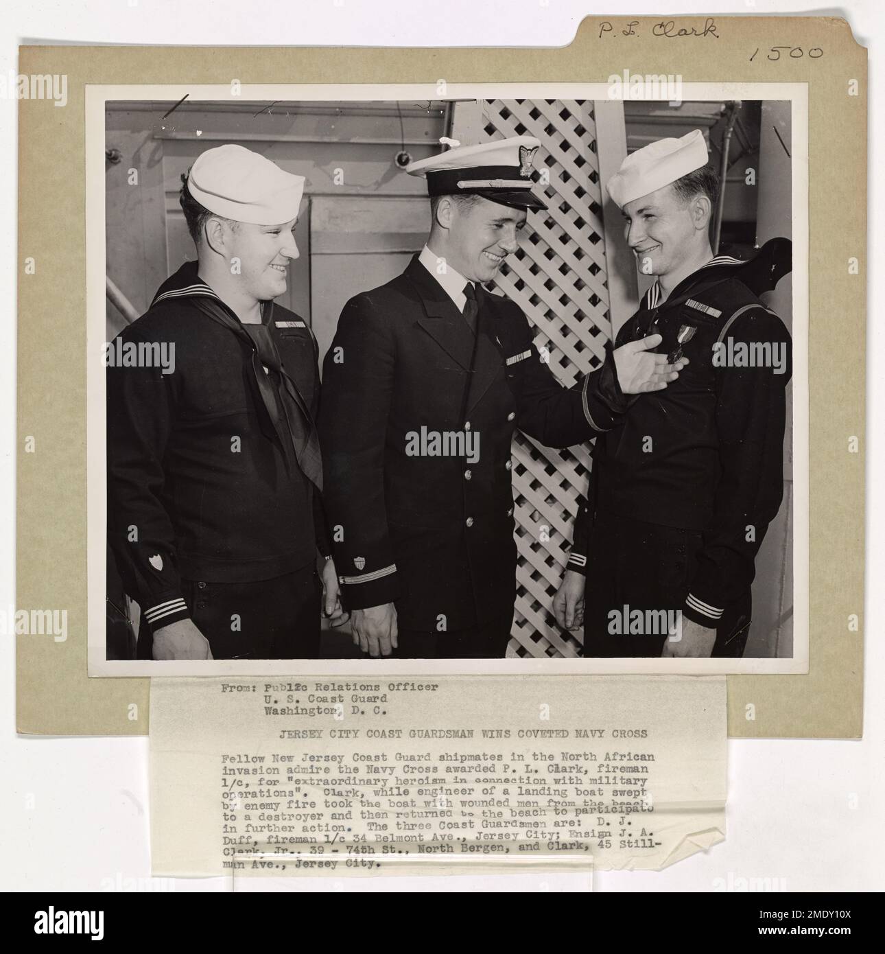Le pompier 1/c P.L. Clark de Jersey City, New Jersey, reçoit la Navy Cross pour son héroïsme extraordinaire pendant l'invasion nord-africaine. Il a sauvé héroïquement les blessés sous le feu ennemi. Banque D'Images