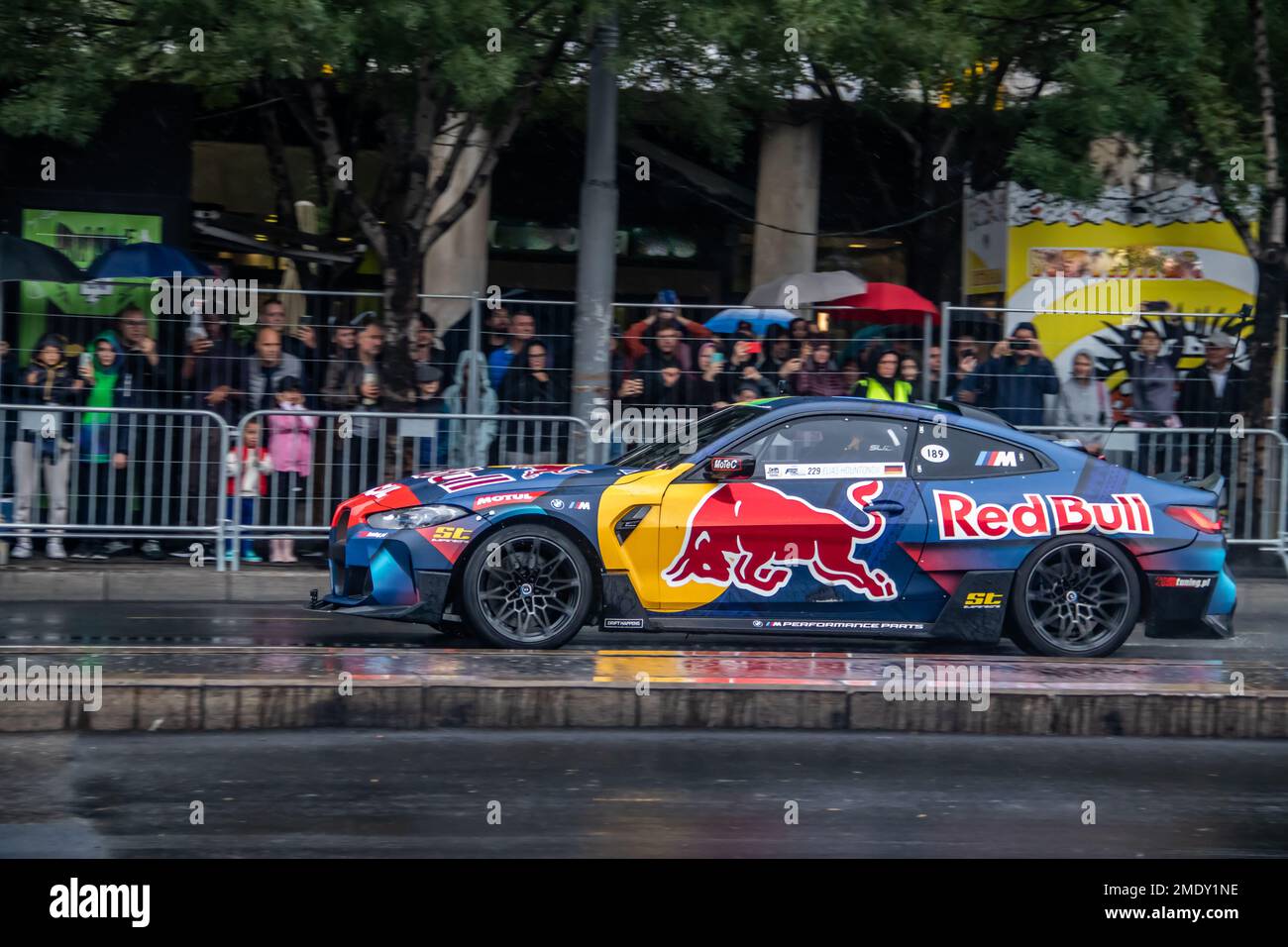 Véhicule de sport Red-Bull de course dans les rues de la ville, conduit par Elias Hountondji, spécialiste allemand de la dérive et pilote de course, à l'exposition Red-Bull Banque D'Images