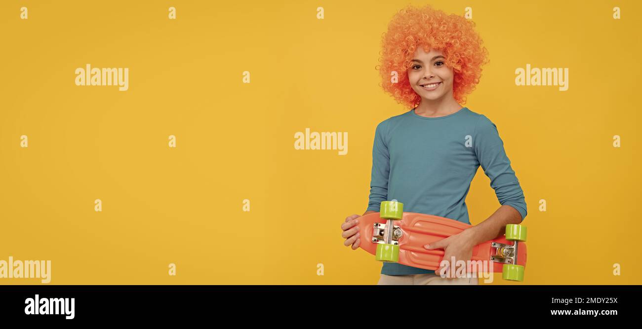 avril, jour des fous. bonne activité de l'enfance. fête d'anniversaire des filles. joyeux drôle enfant dans la perruque. Enfant adolescent drôle dans perruque, affiche de fête. En-tête de bannière Banque D'Images