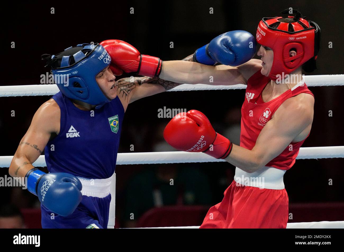 Ireland's Kellie Anne Harrington, right exchanges punches with Brazil's Beatriz Ferreira during their women's lightweight 60-kg boxing gold medal match at the 2020 Summer Olympics, Sunday, Aug. 8, 2021, in Tokyo, Japan. (AP Photo/Themba Hadebe) Banque D'Images