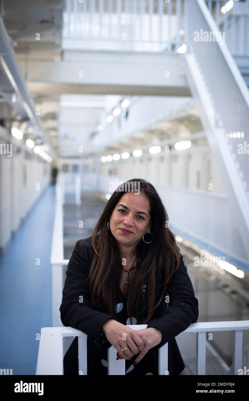 Pia Sinha, le gouverneur de HMP Liverpool, également connu sous le nom de prison de Walton, photographié dans la B Escadre de la prison. La prison a reçu un rapport effrayant en 2017 qui a fait ressortir divers manquements et problèmes. Mme Sinha a été nommée cette année-là et, dans les deux prochaines années, elle a transformé la prison en un programme d'amélioration et de soutien aux détenus et à l'infrastructure. HMP Liverpool abrite un maximum de 700 prisonniers avec un personnel global d'environ 250 personnes. Banque D'Images