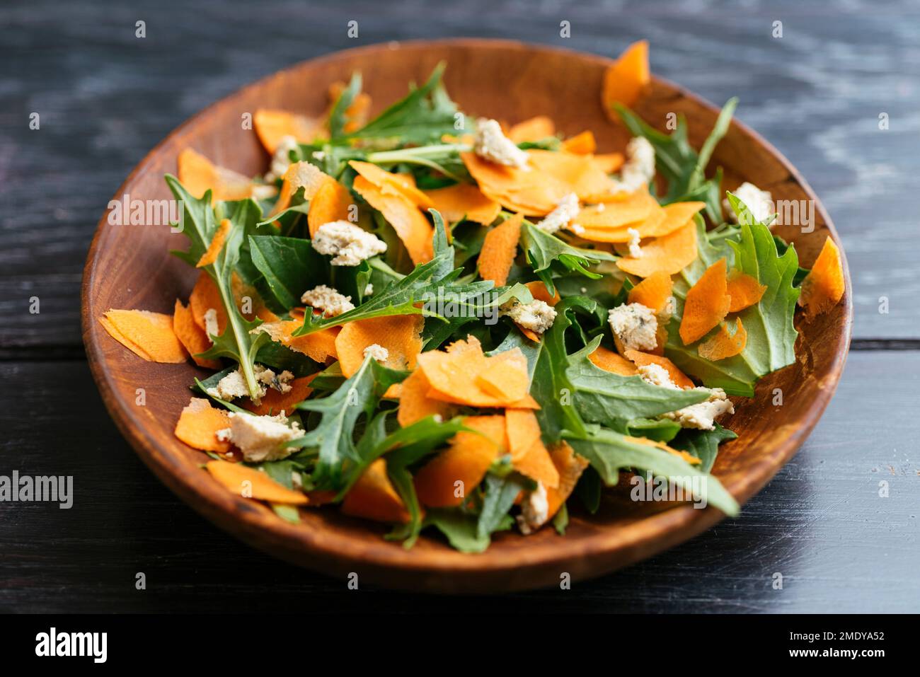 Salade de carottes fraîches et mizuna avec feta vegan maison. Banque D'Images