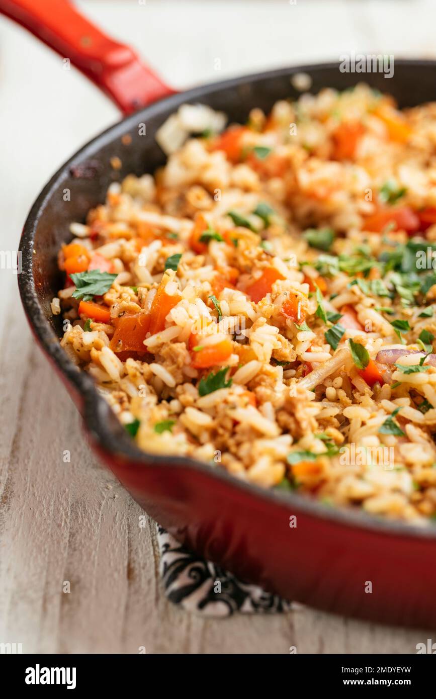 TVP avec assaisonnement italien, poivrons et riz dans une casserole en fonte. Banque D'Images