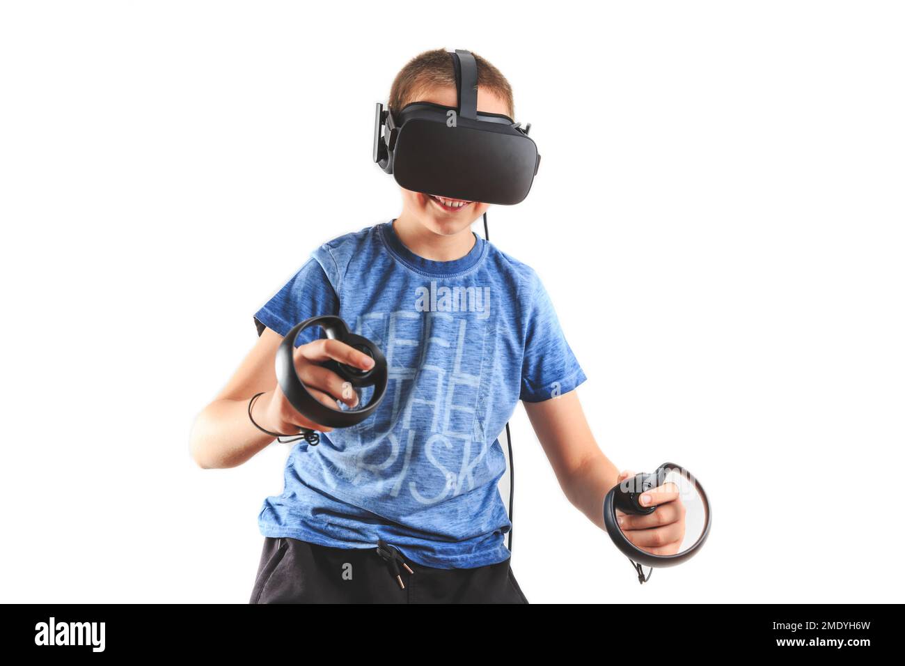 Adolescent jouant en réalité virtuelle sur fond blanc Banque D'Images