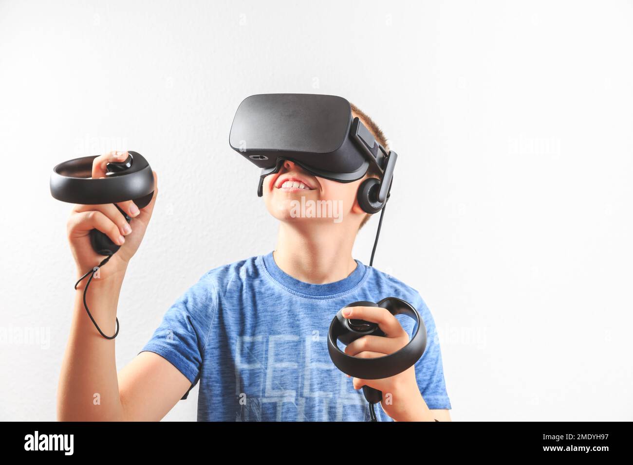 Adolescent jouant en réalité virtuelle sur fond blanc Banque D'Images