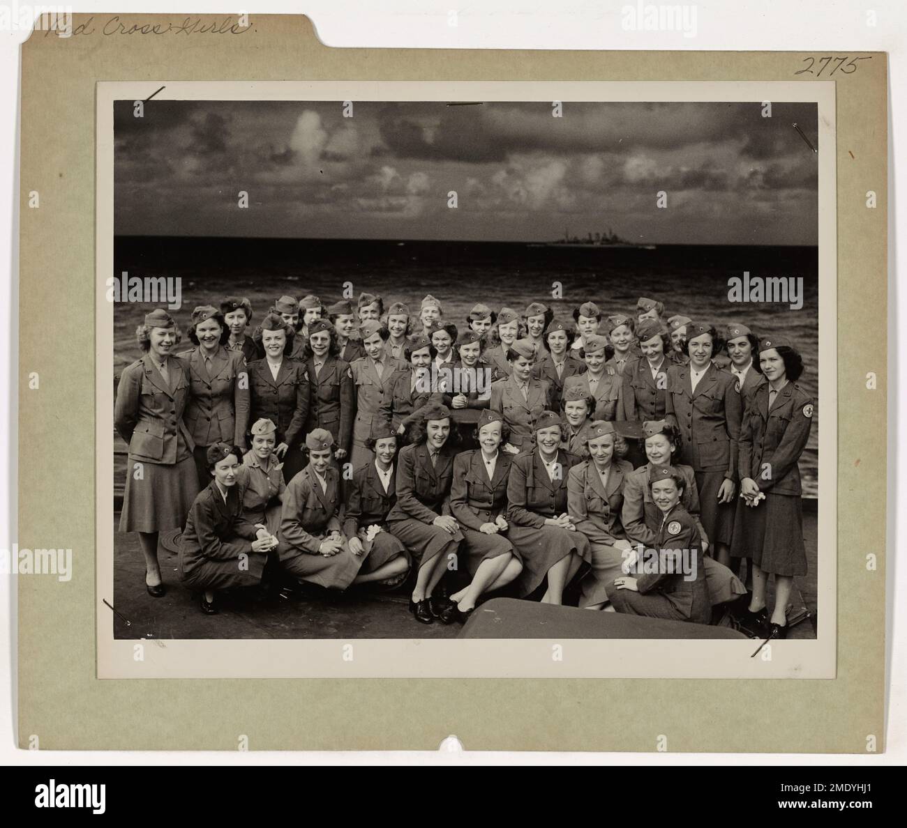 Les membres d'une unité de la Croix-Rouge américaine, dirigée par Marie Coletta Ryan, voyagent outre-mer sur un transport de la Garde côtière pour servir de rehausseurs de moral pour les troupes américaines dans le Pacifique pendant la seconde Guerre mondiale. Banque D'Images