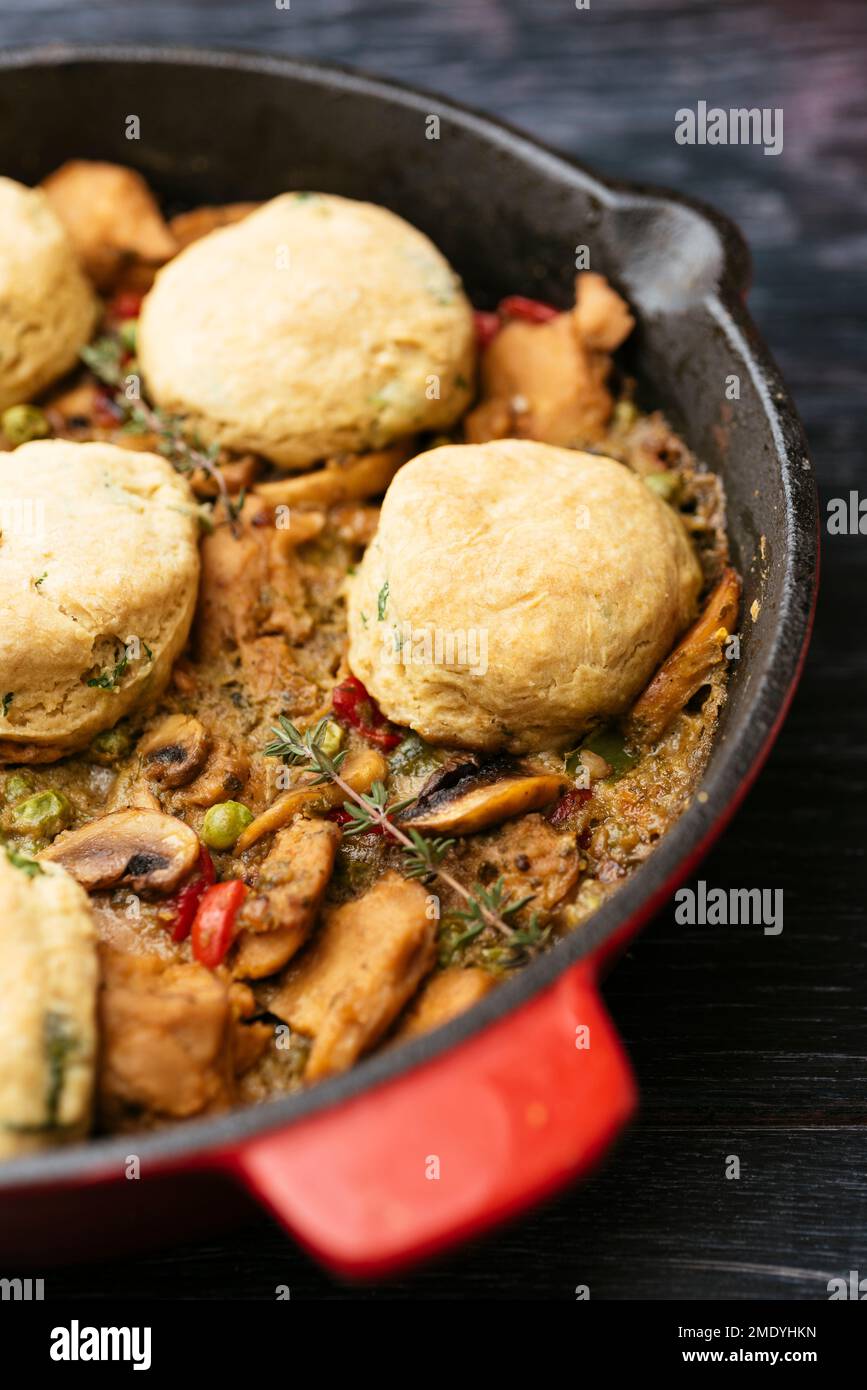 Chickun aux champignons et poêle à pois avec cheddar et biscuits à l'ail sauvage Banque D'Images
