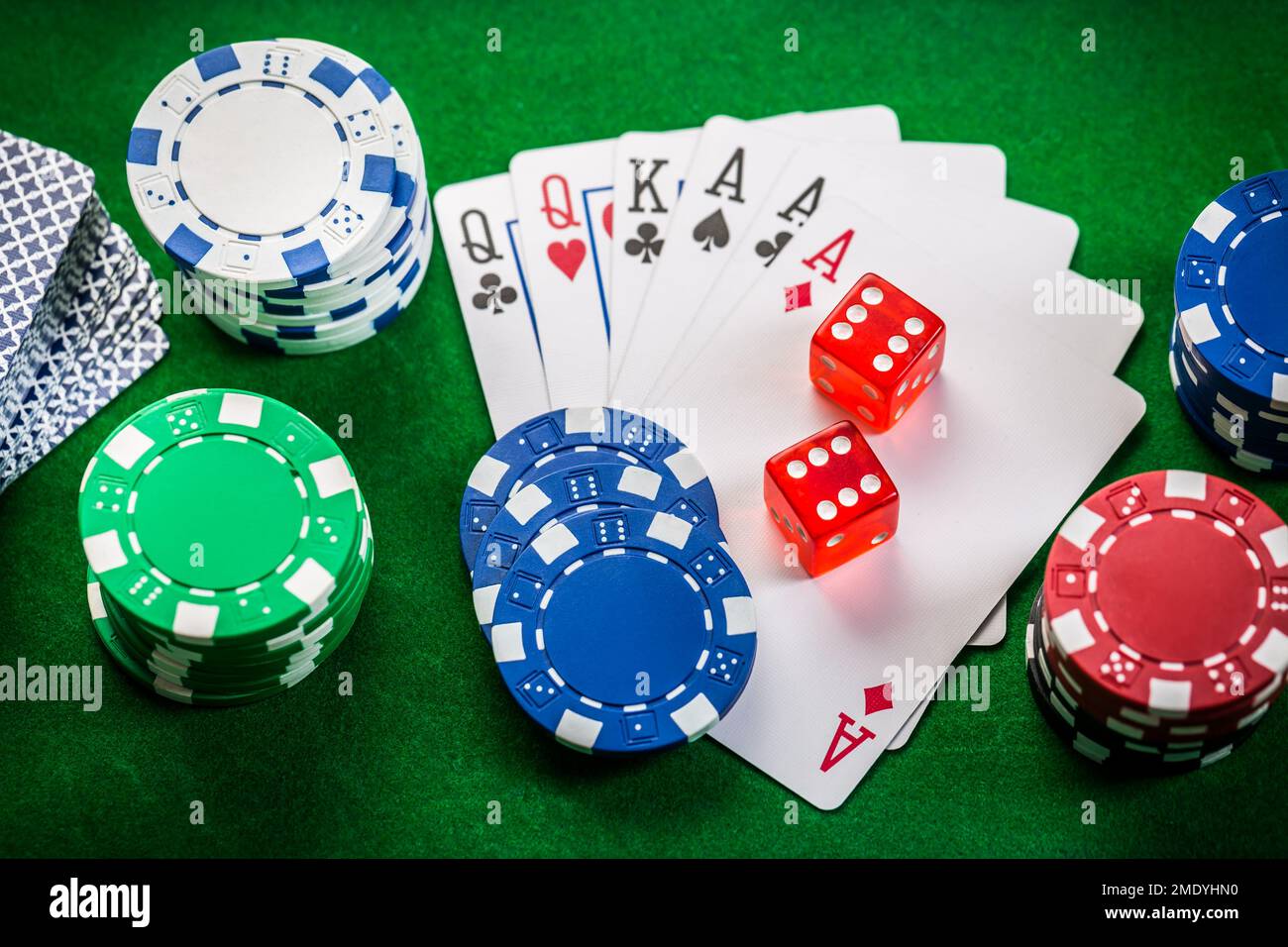 Jeux de cartes, dés et jetons de poker , jetons de poker de casino sur fond vert Banque D'Images