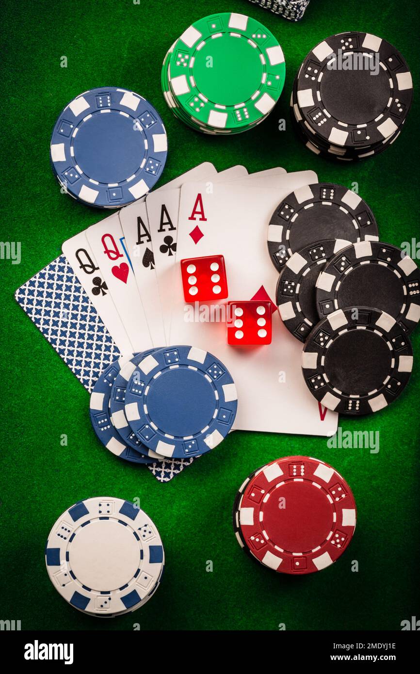 Jeux de cartes, dés et jetons de poker , jetons de poker de casino sur fond vert Banque D'Images