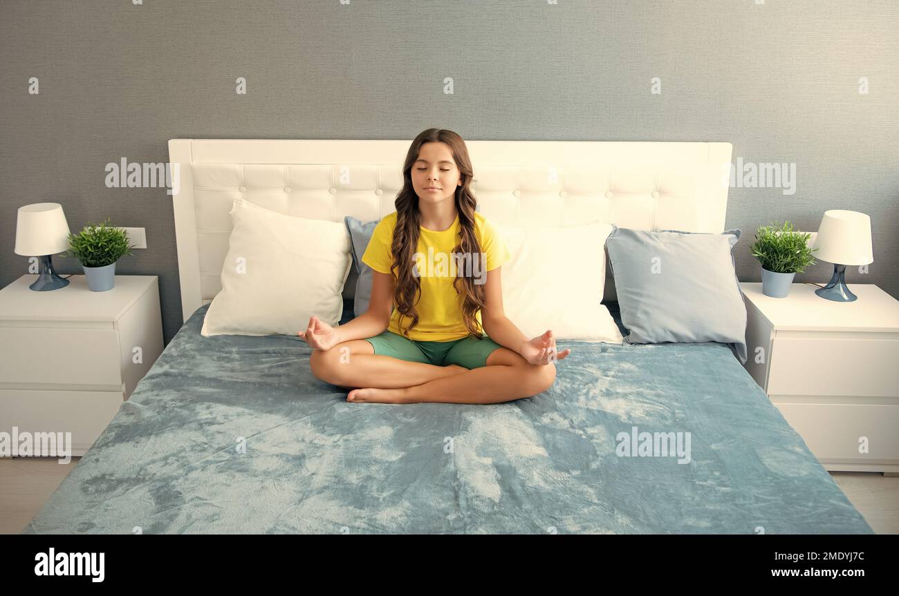 Méditation du matin sur le lit. Enfant adolescent pratiquant la méditation  dans la chambre. Une fille détendue au lit dans la pose de lotus et méditer,  yoga du matin dans la chambre