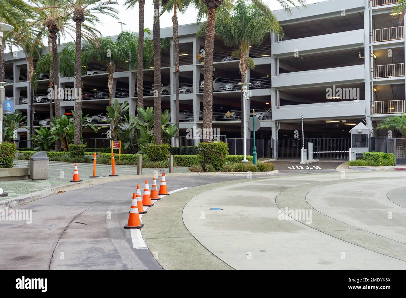 Anaheim, CA, États-Unis – 2 novembre 2022 : parking couvert au centre de congrès d'Anaheim, Californie. Banque D'Images