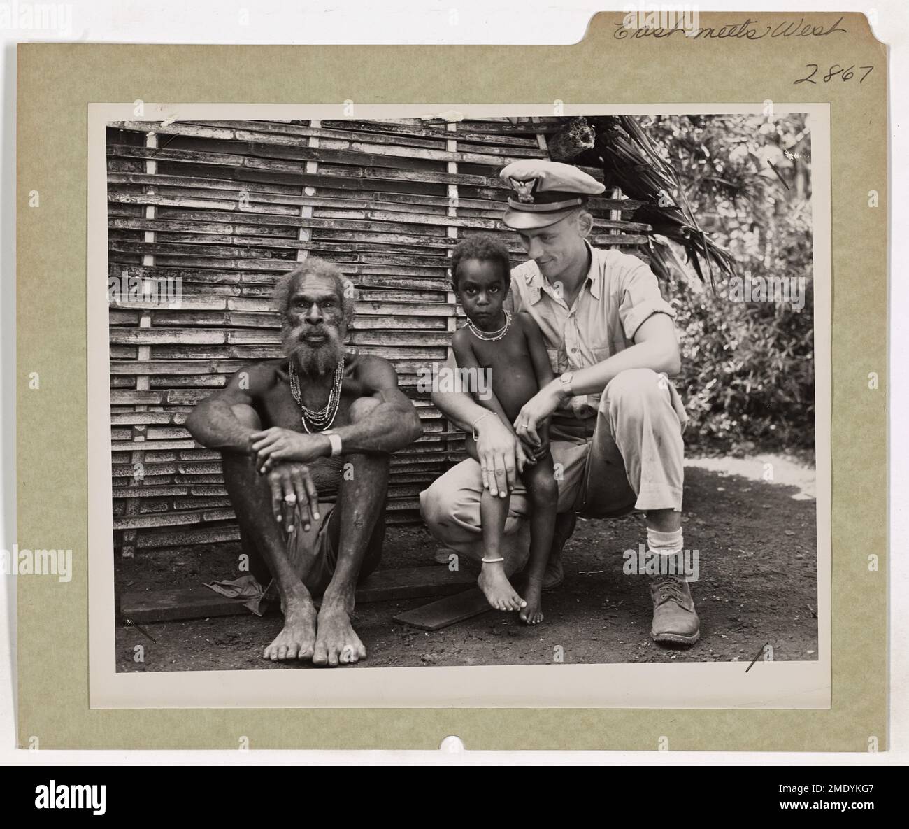 Un chef indigène, âgé de 103 ans, d'une île de la mer du Sud, divertit le lieutenant de la Garde côtière William E. Close et son fils adoptif de trois ans. Cette rencontre interculturelle met en valeur l'hospitalité traditionnelle sur une île reculée. Banque D'Images