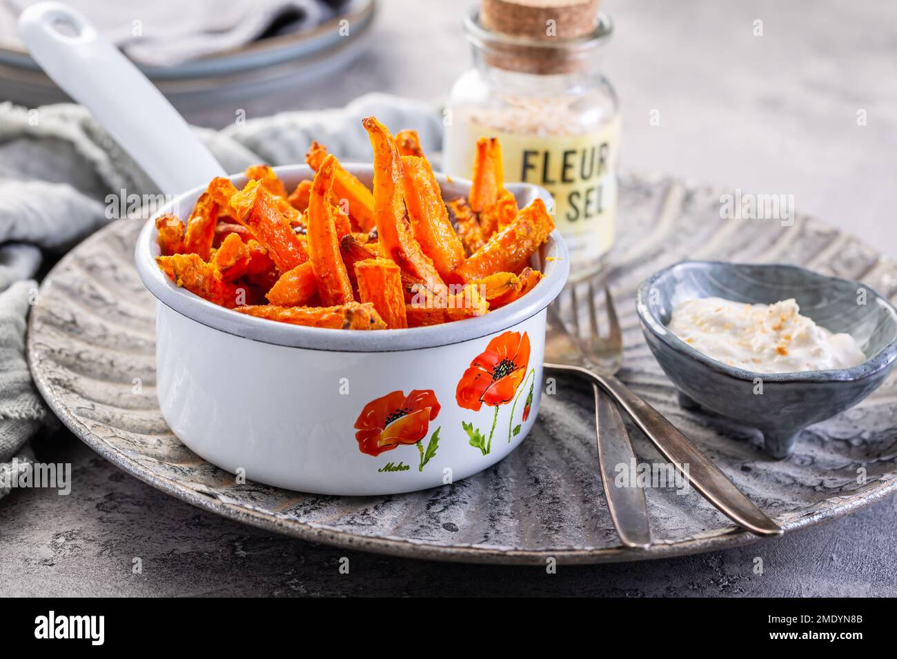 Frites maison de patate douce et de carottes avec parmesan et sauce au yaourt au citron Banque D'Images