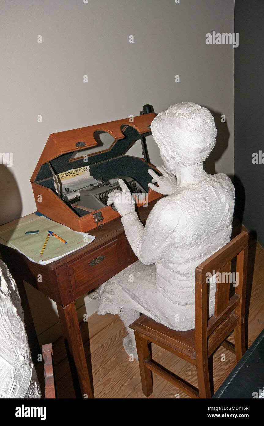 Machine à écrire pour produire des documents clandestins, Musée Aljube résistance et liberté (ancienne prison politique de la dictature), Lisbonne, Portugal Banque D'Images