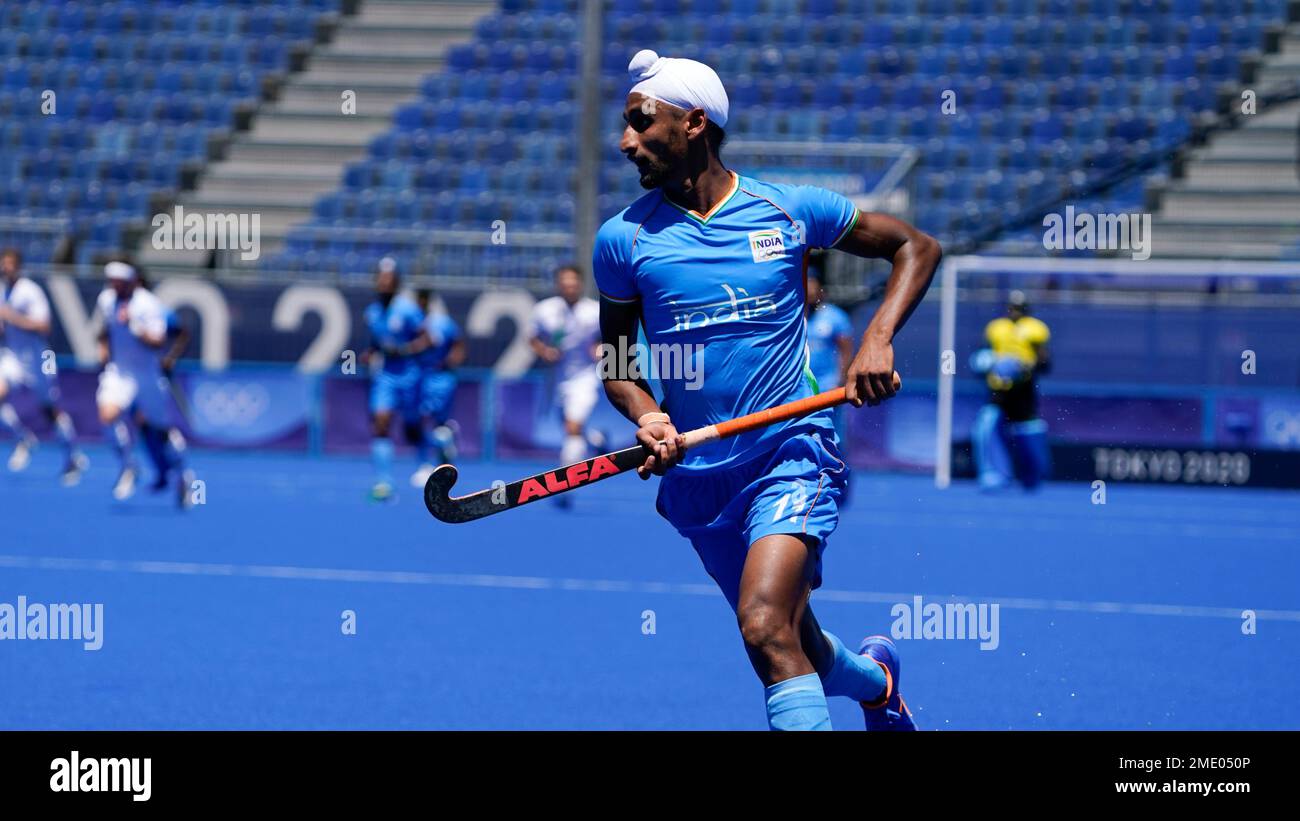 India's Mandeep Singh runs the ball upfield against Germany during the men's field hockey bronze medal match at the 2020 Summer Olympics, Thursday, Aug. 5, 2021, in Tokyo, Japan. (AP Photo/John Minchillo) Banque D'Images