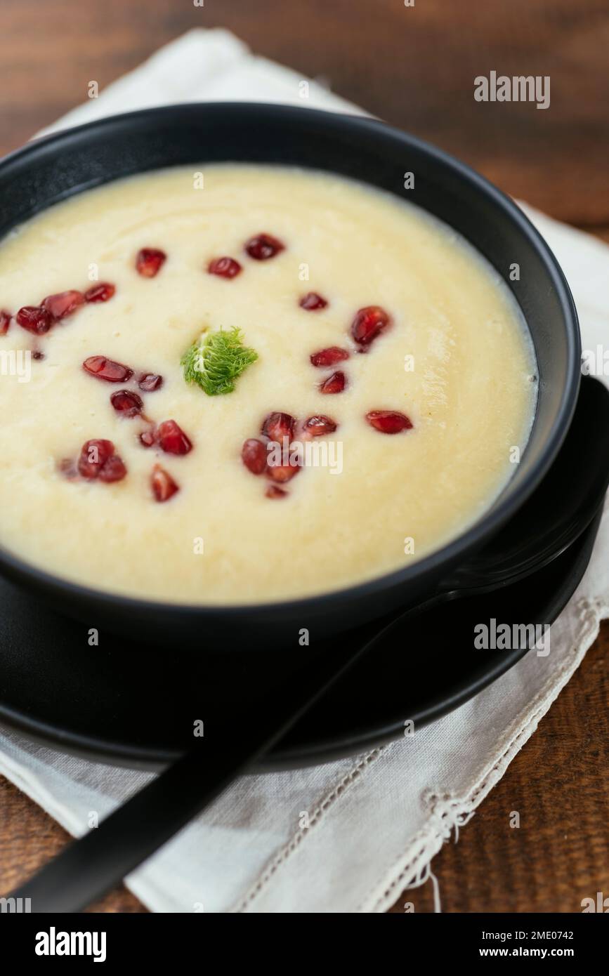 Soupe maison de panais et de fenouil avec des arils de grenade. Banque D'Images