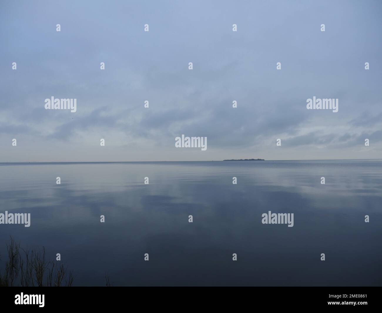 vue sur l'île à l'horizon temps sombre d'automne, paysage marin Banque D'Images
