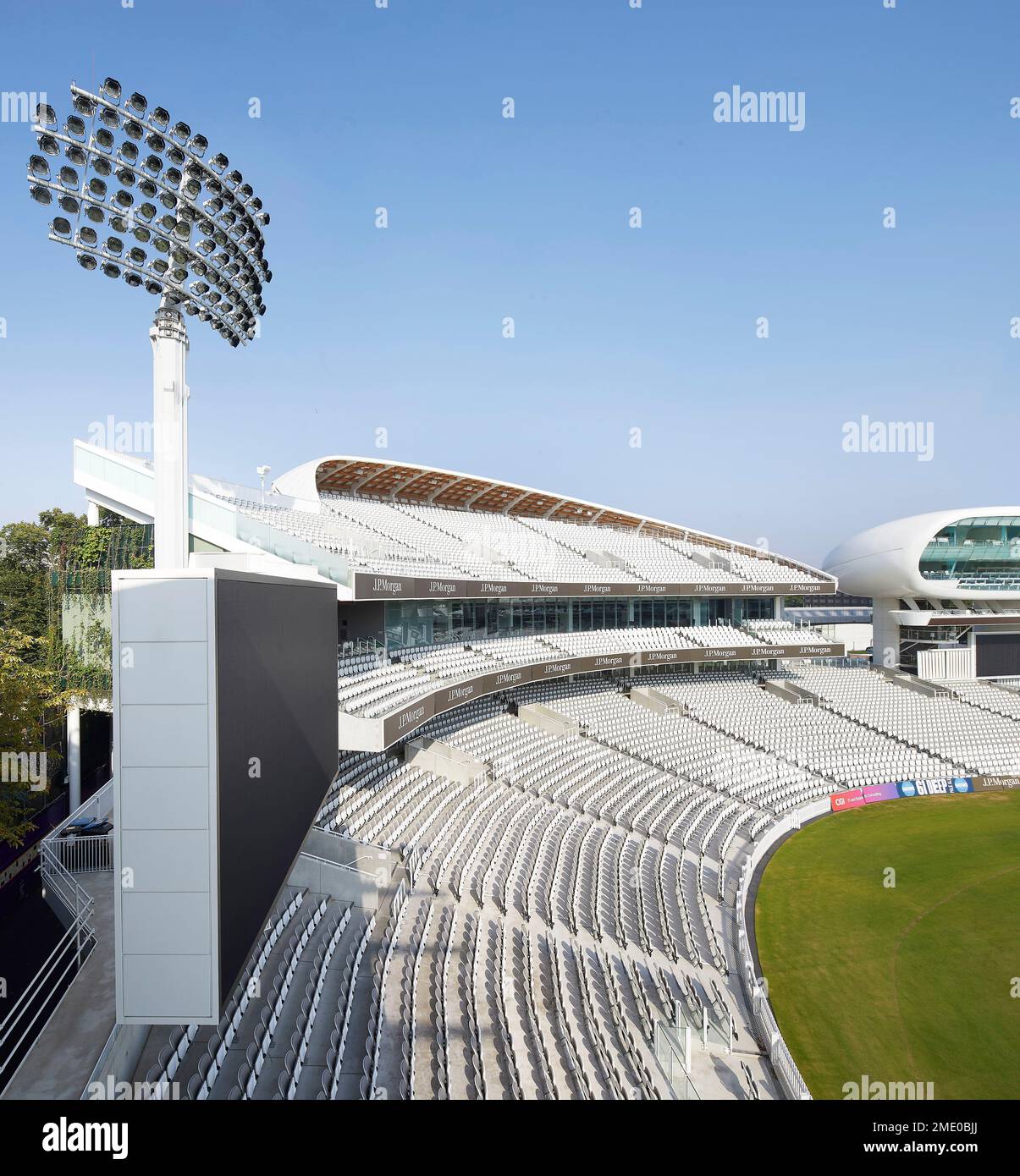 Vue en hauteur sur les sièges avec système de projecteurs. Lord's Cricket Ground, Londres, Royaume-Uni. Architecte : Wilkinson Eyre Architects, 2021. Banque D'Images