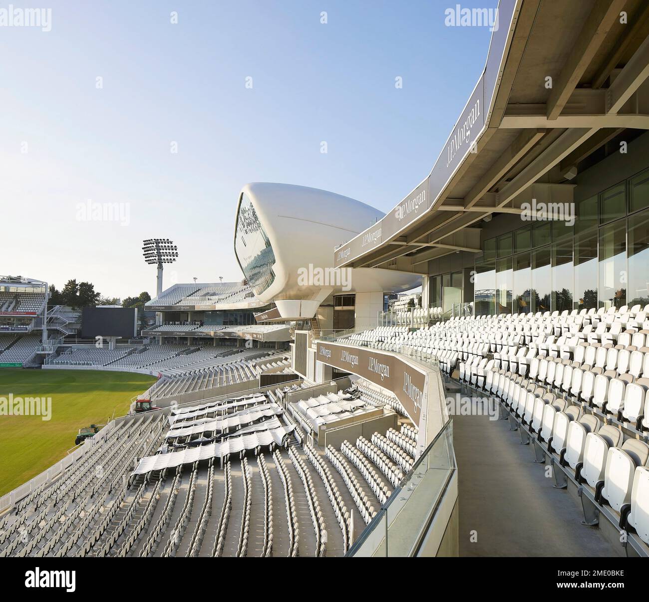 Perspective sur 2nd niveaux avec sièges et Media Center. Lord's Cricket Ground, Londres, Royaume-Uni. Architecte : Wilkinson Eyre Architects, 2021. Banque D'Images