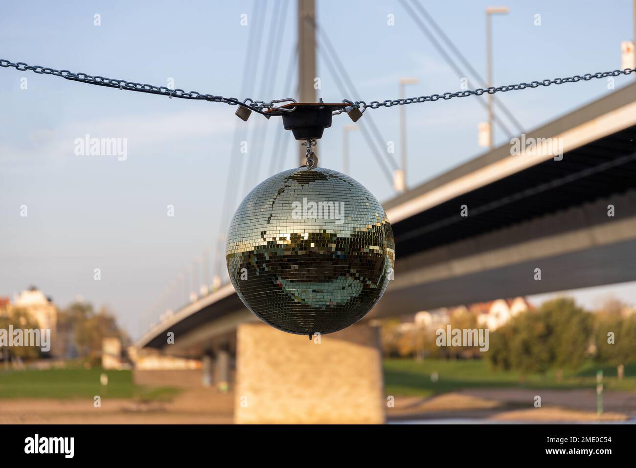 Vue sur une discothèque à Düsseldorf avec un pont du Rhin flou le matin Banque D'Images