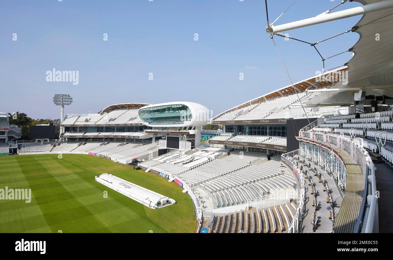 Vue d'ensemble élevée avec terrain de cricket et nouveaux stands. Lord's Cricket Ground, Londres, Royaume-Uni. Architecte : Wilkinson Eyre Architects, 2021. Banque D'Images