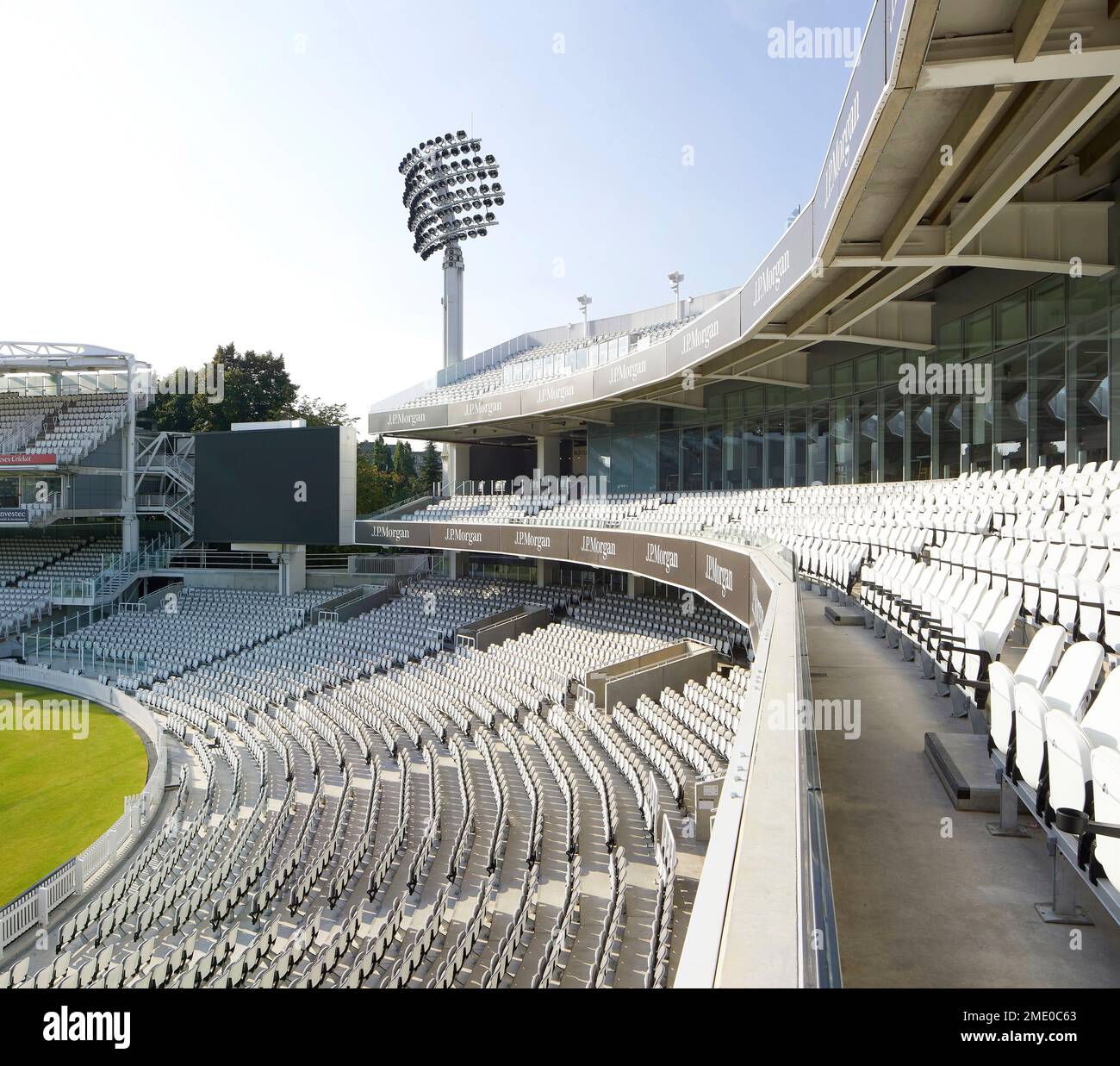 Sous le centre multimédia. Lord's Cricket Ground, Londres, Royaume-Uni. Architecte : Wilkinson Eyre Architects, 2021. Banque D'Images