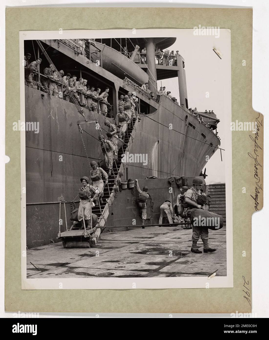 Les troupes américaines débarquent d'un transport d'assaut habité par les garde-côtes et montent à bord d'un LST (Landing Ship, Tank) dans le Pacifique. Les soldats sont entièrement équipés pour une autre offensive visant à sécuriser l'une des îles restantes dans le Pacifique contrôlé par les Japonais. Banque D'Images