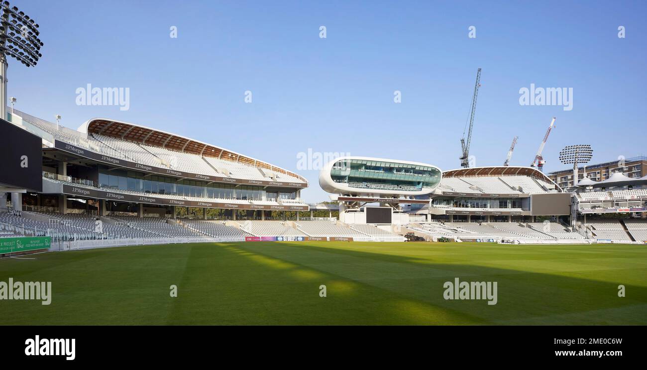 Vue d'ensemble des nouveaux stands avec le Media Center de future Systems au milieu. Lord's Cricket Ground, Londres, Royaume-Uni. Architecte: Wilkinson Eyre A. Banque D'Images