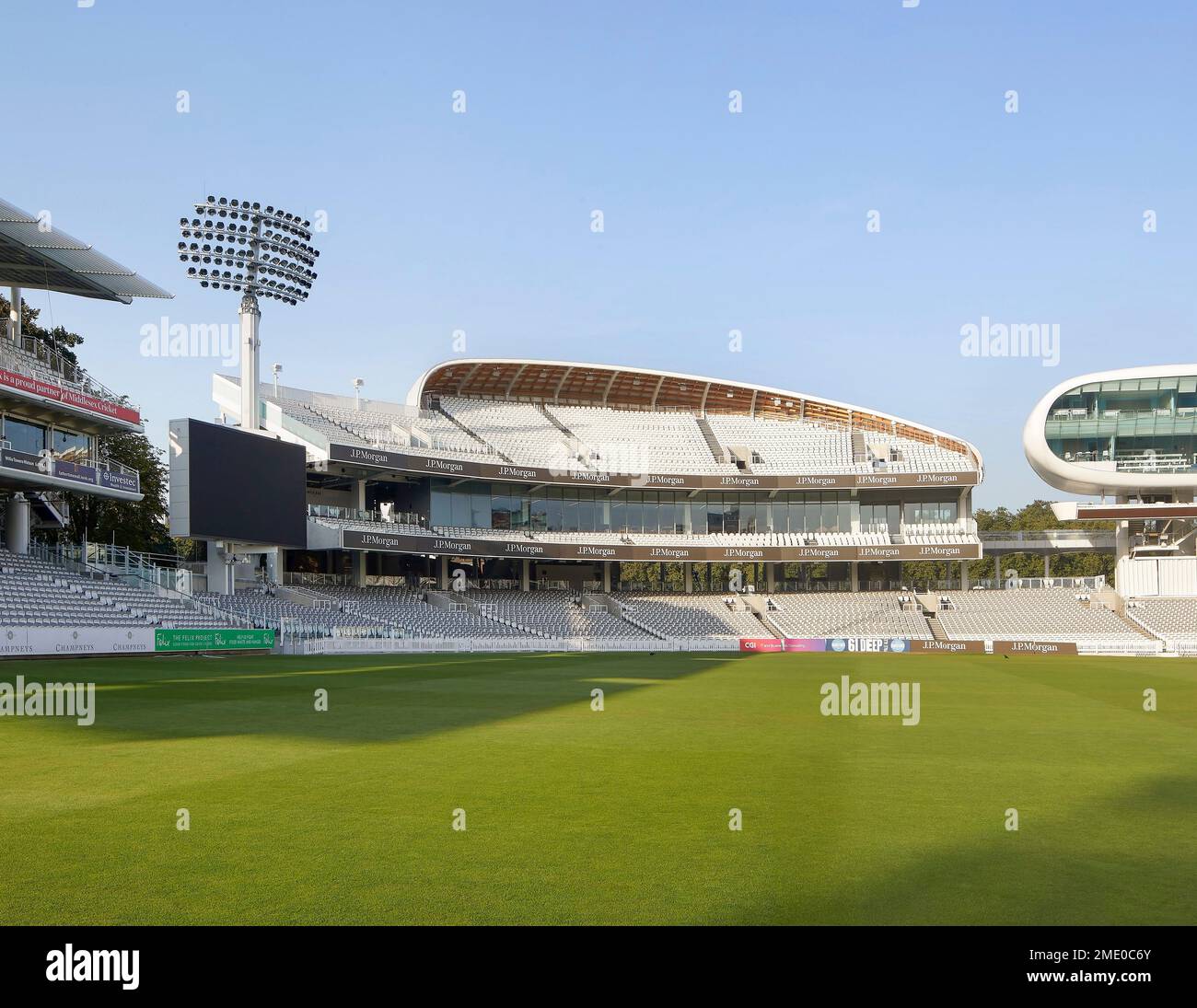 Vue oblique sur le terrain de cricket avec des stands. Lord's Cricket Ground, Londres, Royaume-Uni. Architecte : Wilkinson Eyre Architects, 2021. Banque D'Images