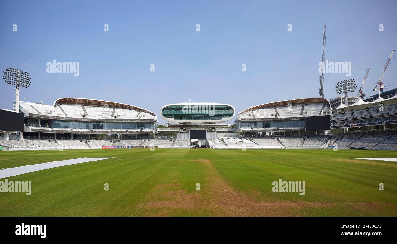 Vue d'ensemble des nouveaux stands avec le Media Center de future Systems au milieu. Lord's Cricket Ground, Londres, Royaume-Uni. Architecte: Wilkinson Eyre A. Banque D'Images