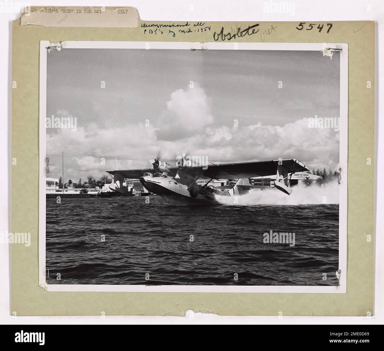 Un avion de la Garde côtière décolle pour une mission de recherche et sauvetage. Cette opération représente les capacités aériennes vitales de la Garde côtière dans l'exécution de missions de sauvetage et la fourniture d'un soutien maritime dans les situations d'urgence. Banque D'Images Un avion de la Garde côtière décolle pour une mission de recherche et sauvetage. Cette opération représente les capacités aériennes vitales de la Garde côtière dans l'exécution de missions de sauvetage et la fourniture d'un soutien maritime dans les situations d'urgence. Banque D'Images