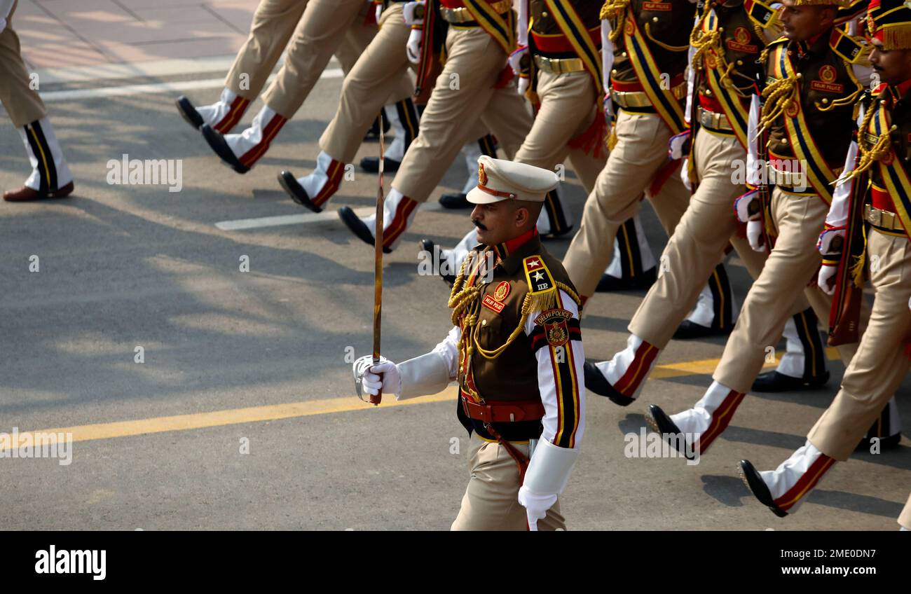 New Delhi, Inde. 23rd janvier 2023. La police de Delhi marche à Kartvya  Path pendant la répétition complète de la tenue vestimentaire pour le  défilé de la République à venir. L'Inde célébrera
